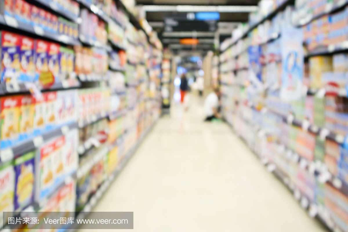 超市过道与顾客购物和选择货架上的产品散焦模糊背景